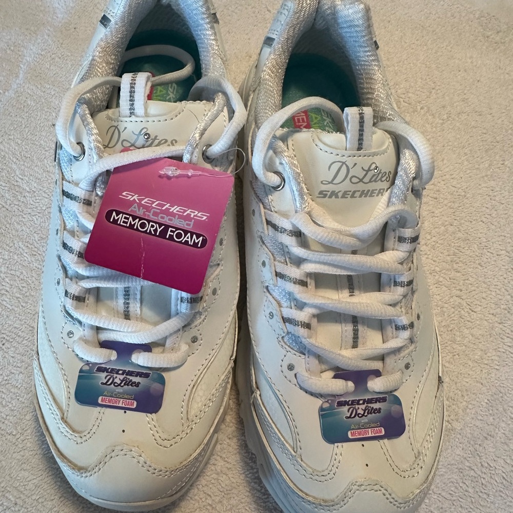 Skechers D'Lites Women’s White Sneakers with Memory Foam Sz 8 $55